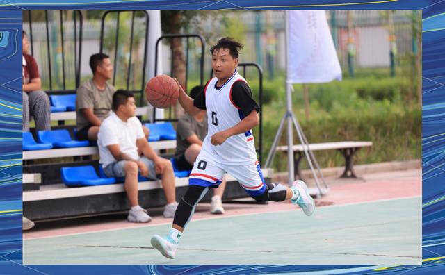 篮球场上发生激烈对抗,战况激烈 篮球场上发生激烈对抗,战况激烈